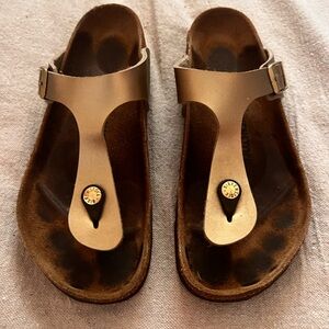 excellent condition good birkenstocks.
love them.